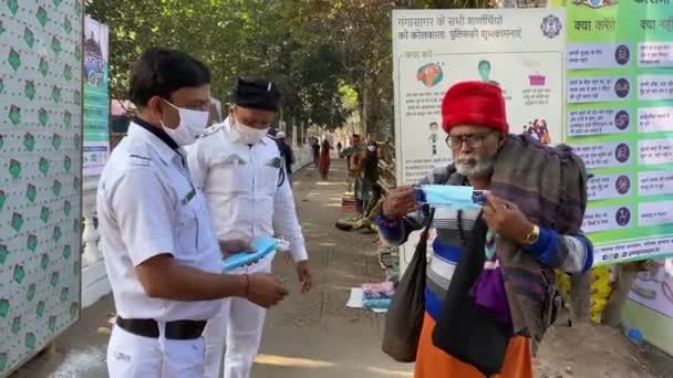 Police Offering Free Mask Devotees Sadhu Kolkata Attending Gangasagar Mela — Stock Video