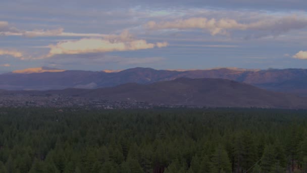 Vackert Landskap Träd Och Bergskedja Reno Nevada Molnig Vinterdag — Stockvideo