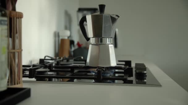 전통적 익스프레스 메이커 아침에 가스레인지에서 커피를 끓이는 — 비디오