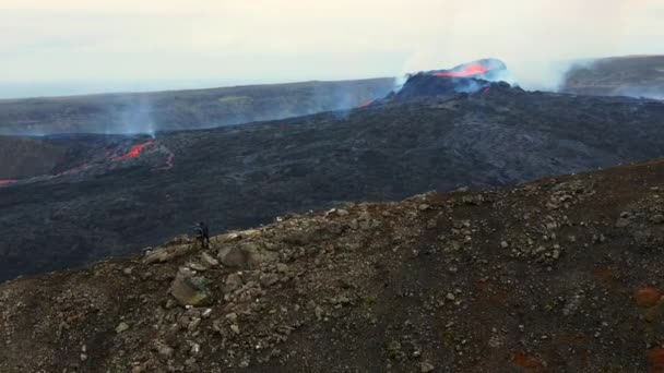 People Mountain Admiring Scenic View Erupting Crater Fagradalsfjall Volcano Iceland — стокове відео