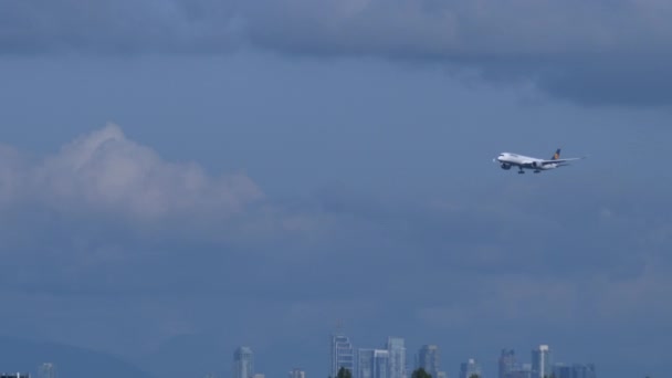 Lufthansa Airliner Approach Preparing Landing Ударяється — стокове відео