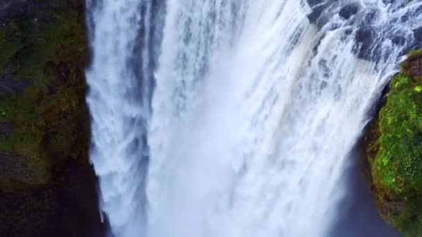Wodospad Skgafoss Silnie Płynie Stromych Gór Mossy Południowej Islandii — Wideo stockowe