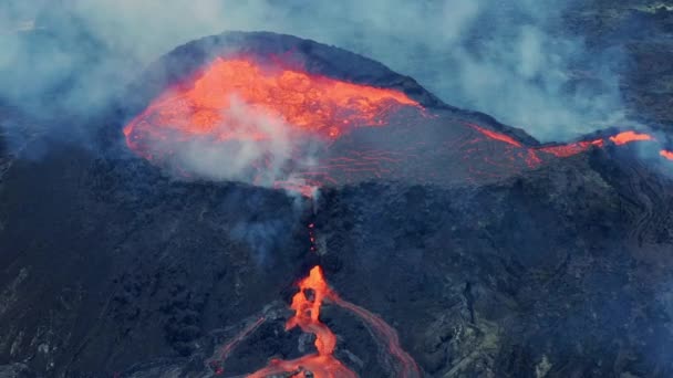 溶岩噴出の間の火山クレーター アイスランドのFagradalfjall火山 空中ドローン撮影 — ストック動画