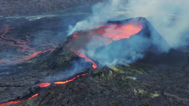 アイスランドのFagradalfjall噴火の際にクレーターから出てくる熱い溶岩とマグマ 空中ドローンショット — ストック動画