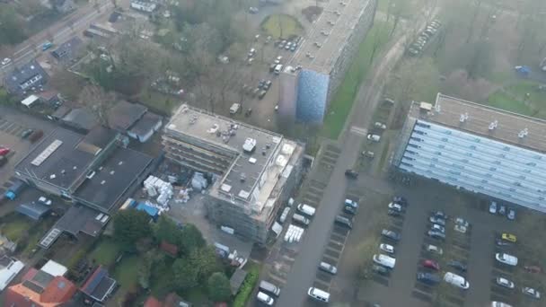 Luchtfoto Van Zwarte Auto Verlaten Parkeerplaats Lage Inkomen Voorstedelijke Buurt — Stockvideo