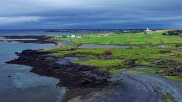 Aerial View Vulkanic Coastline Zöld Mezők Házak Gardakirkjugardur Gardabaer Izland — Stock videók