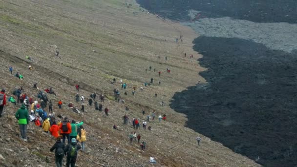 冰岛Fagradalsfjall遗址 一群人在黑色熔岩场附近散步 空中俯仰 — 图库视频影像
