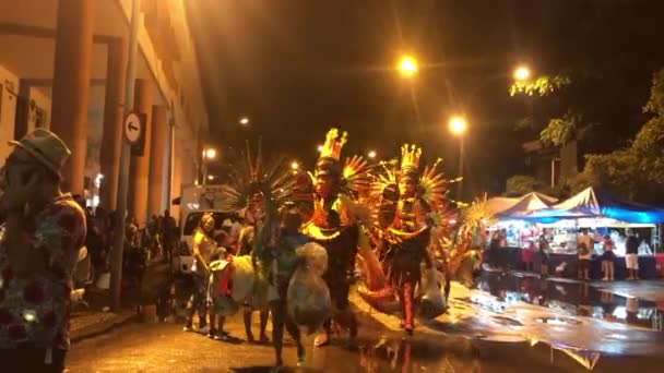 Az Anhembi Sambadrome-on kívüli karneválra készülő művészek, előadók és turisták a show első napján.
