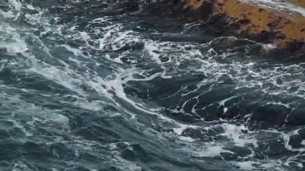 Ocean Waves Rozbija Się Zwolnionym Tempie — Wideo stockowe
