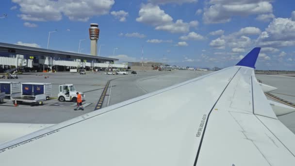 Samolot Przylatujący Międzynarodowe Lotnisko Teda Stevensa Wpływający Bramy Przylotów Patrując — Wideo stockowe