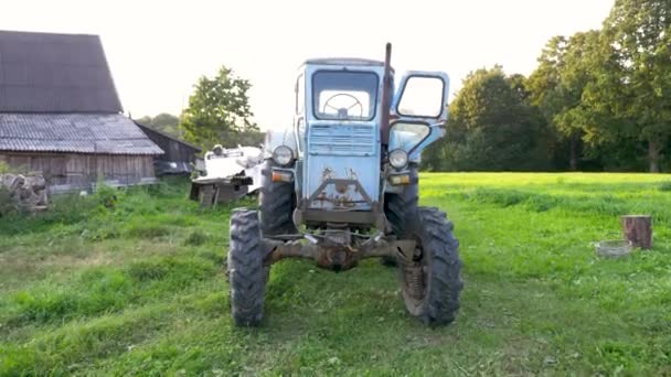 Auf Dem Weg Zur Nahaufnahme Eines Alten Sowjetischen Traktors Sommerfarben — Stockvideo