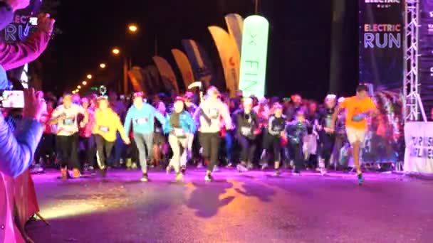 Gestire Gente Gruppo Età Diverse Persone Hanno Iniziato Maratona Tarda — Video Stock