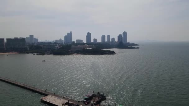 Flygbilder Pattayas Fiskebrygga Mot Sanningens Helgedom Med Byggnader Och Strandpromenader — Stockvideo