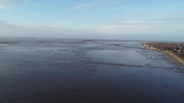 Volando Por Encima Playa Caldy Día Azul Brillante Con Playa — Vídeos de Stock