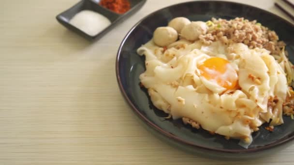 Kıyma Köfte Yumurtalı Baharatlı Şehriye — Stok video