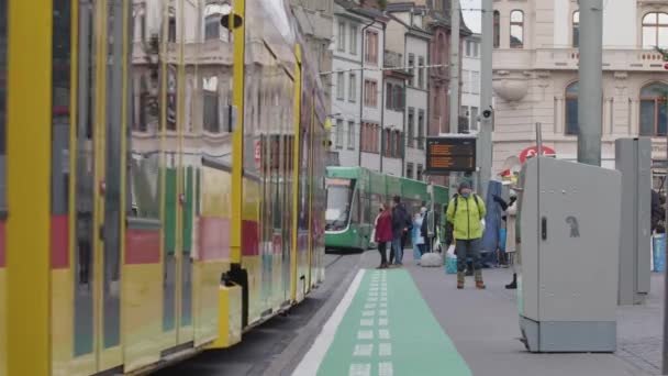 Lidé Vystupující Žluté Elektrické Tramvaje Přijíždějící Uprostřed Basilejského Města Evropě — Stock video