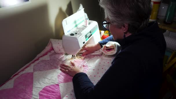 Senior Woman Using Sewing Machine Stitch Pattern Handmade Quilt — Stock Video