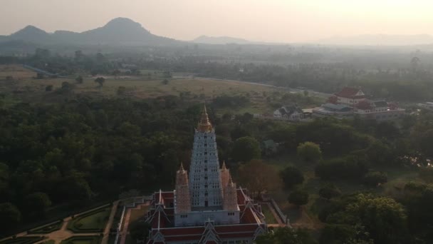 Drone Pan Droit Sur Tall White Temple Wat Yan Pattaya — Video