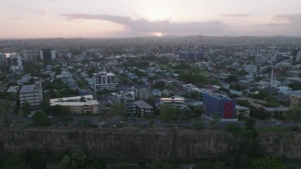 Cinematic Drone Away Kangaroo Point Cliffs Sunrise — Stock Video