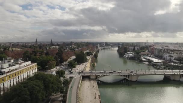 Aerial Pullback Guadalquivir River Bridge Reveal Gold Tower Riverside Seville — Stock Video