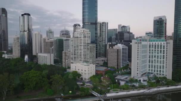 Filmdrönare Flyger Förbi Brisbane City Och Trädgårdar Vid Soluppgången — Stockvideo