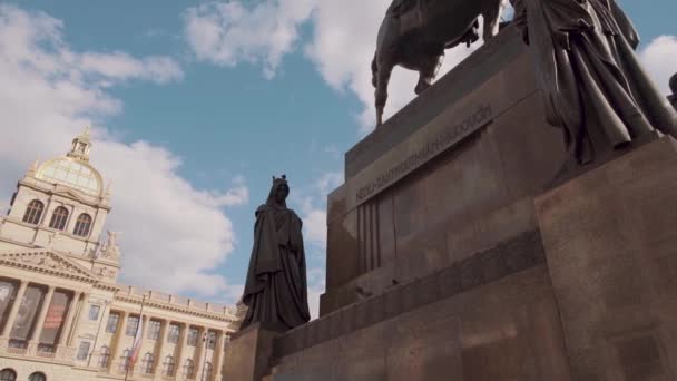 Statue Saint Wenceslas Nasjonalmuseet Praha Tsjekkia Panoreringsopptak – stockvideo