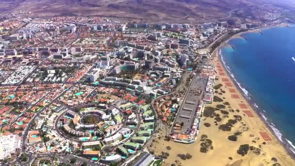 プラヤデルイングルスの空中ビュー スペイン カナリア諸島のマスパロマスのホリデーリゾートタウン — ストック動画