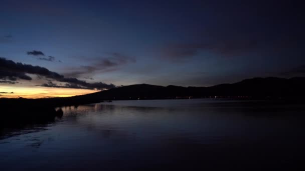 Atardecer Con Vista Mar Calma Con Silueta Montañas Fondo Con — Vídeos de Stock