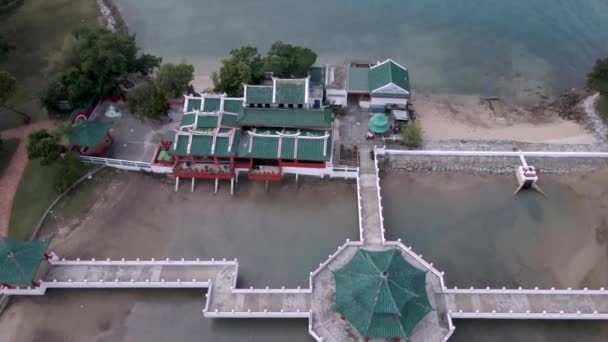 Drone Flyger Över Kusu Island Kinesiska Tempel Och Paviljong Södra — Stockvideo