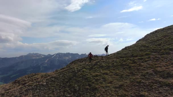 Para Odpoczywająca Zboczu Góry Podczas Próby Dotarcia Szczyt Widok Lotu — Wideo stockowe