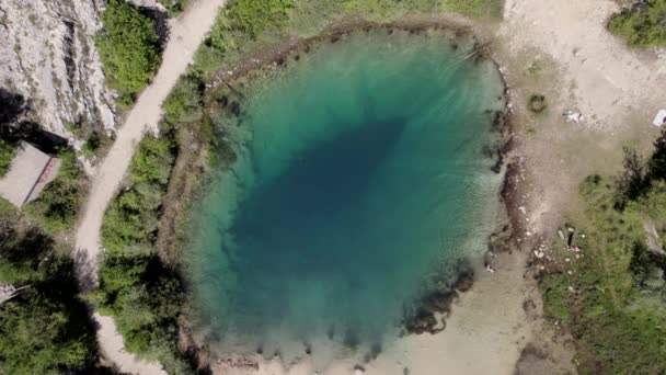 Vídeo Drone Aéreo Sobre Lago Cetina Com Poucas Pessoas — Vídeo de Stock