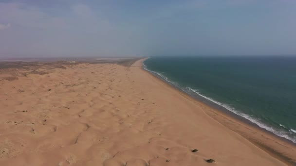 Aerial Slow Rising Empty Beach Coastline Hingol National Park Balochistan — Video Stock