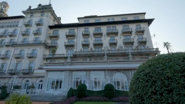 Vista Lateral Del Luxury Grand Hotel Des Iles Borromees Jardín — Vídeo de stock