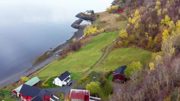 Typisch Herfstlandschap Met Noorse Huizen Aan Kust Van Fjord Noorwegen — Stockvideo