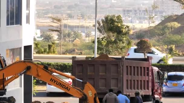 Excavadora Cargando Suciedad Parte Trasera Del Camión Sitio Karachi Alejar — Vídeo de stock