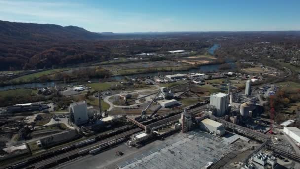 Luchtfoto Van Kingsport Papierfabriek Industriële Spoorweg Met Goederentrein Door Holston — Stockvideo
