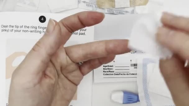 Teste Picada Dedo Anticorpos Covid19 Pov Pessoa Preparando Dedo Anelar — Vídeo de Stock