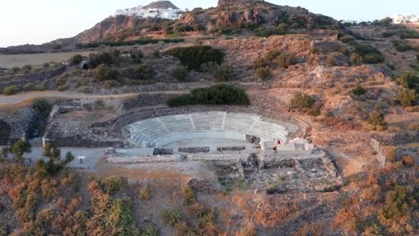 Oud Theater Van Milos Rotsachtige Helling Grieks Oriëntatiepunt Griekenland Eiland — Stockvideo