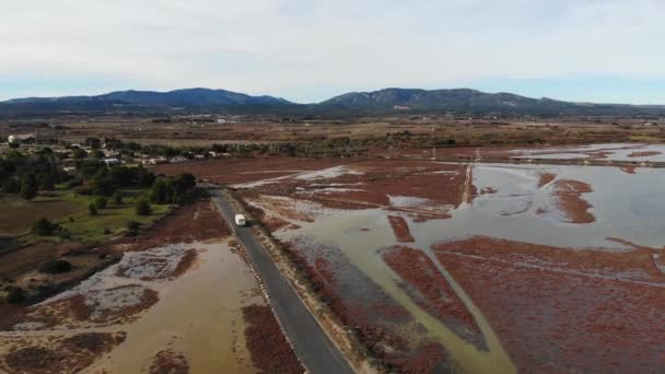 Εναέρια Φορτηγό Και Φορτηγό Που Διέρχεται Από Ένα Επίπεδο Δρόμο — Αρχείο Βίντεο