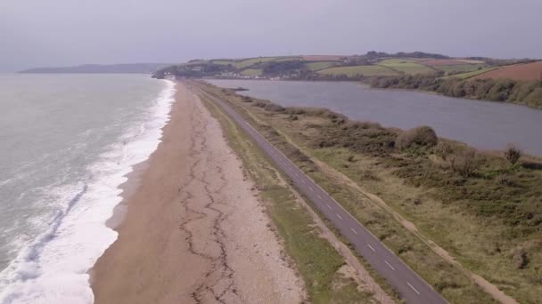 Aerial Drone Carretera Cerca Orilla Del Mar Volando Hacia Atrás — Vídeos de Stock