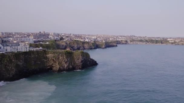 Steigende Drohne Über Dem Offenen Ozean Schwelgt Küstenstädten Und Küstenfelsen — Stockvideo