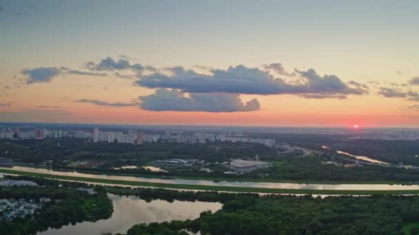Lot Nad Obszarem Wypoczynkowym Miasta Stawami Parkami Naturalnymi Zachodzie Słońca — Wideo stockowe