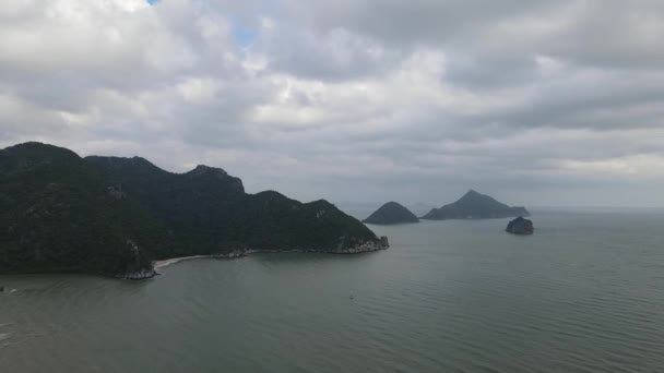 Reverse Aerial Footage Revealing Mountains Islands Waves Rushing Shore Cloudy — Stock Video