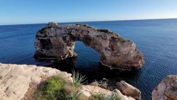 Obloukovitá Skalní Formace Pobřeží Mallorky Zvaná Pontas — Stock video