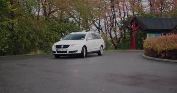 White Car Parks Tourist Spot Autumn Handheld Wide Shot Panning — Stock Video