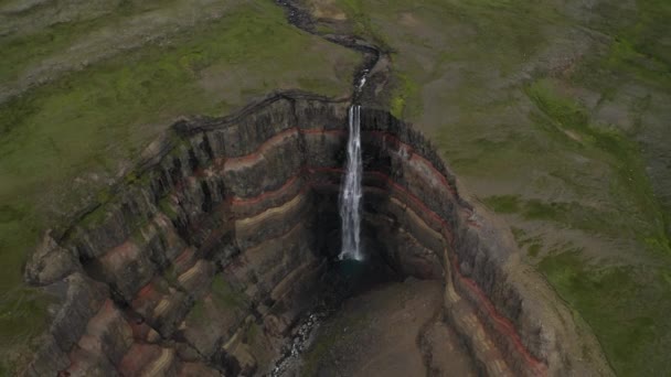 Letecký Shora Dolů Záběr Slavného Hengifoss Vodopád Ohromující Rokle Islandu — Stock video