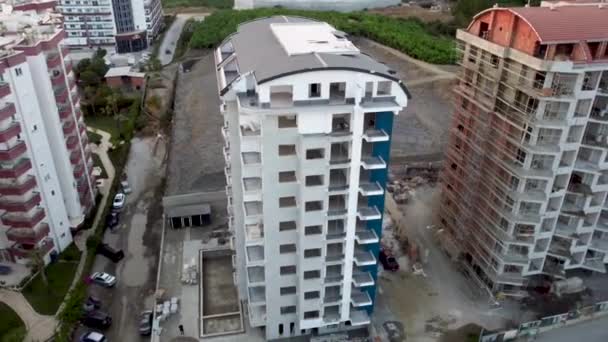 Neue Wohnhäuser Türkischer Nachbarschaft Zwei Unfertige Hochhäuser Von Oben Auf — Stockvideo