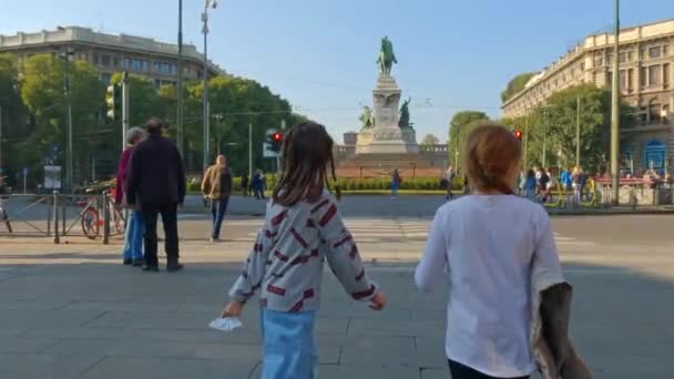 Children Walking Largo Cairoli Milan Garibaldi Equestrian Statue Background Italy — Stock Video