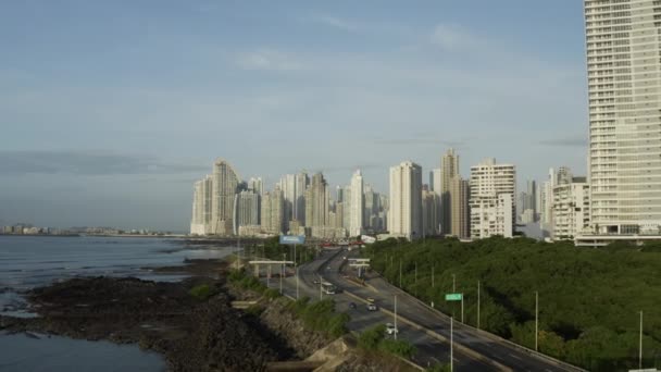 Flygfoto Över Panama City Skyskrapan Med Bilar Som Kör Vägen — Stockvideo