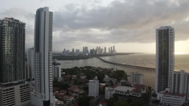 Luftaufnahme Von Panama Stadt Einem Bewölkten Stürmischen Tag Rückzieher Weitschuss — Stockvideo